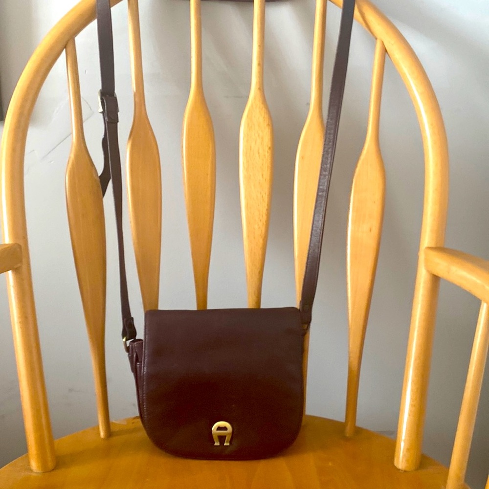 Soft leather small purse with many pockets w/zippers. (7). Very stylish.